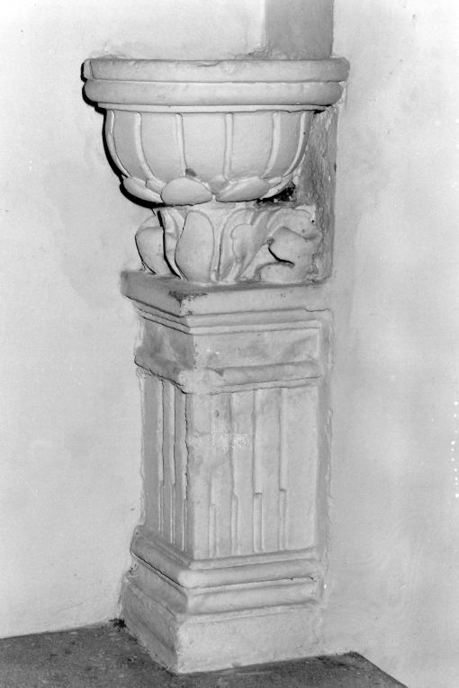 acquasantiera - a fusto - ambito salentino (sec. XVI)