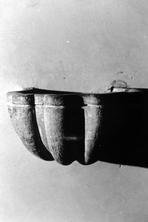 acquasantiera da parete - ambito salentino (ultimo quarto sec. XVIII)