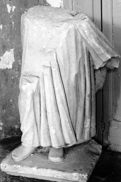 figura panneggiata (statua, frammento) - ambito Italia meridionale (sec. XVIII)