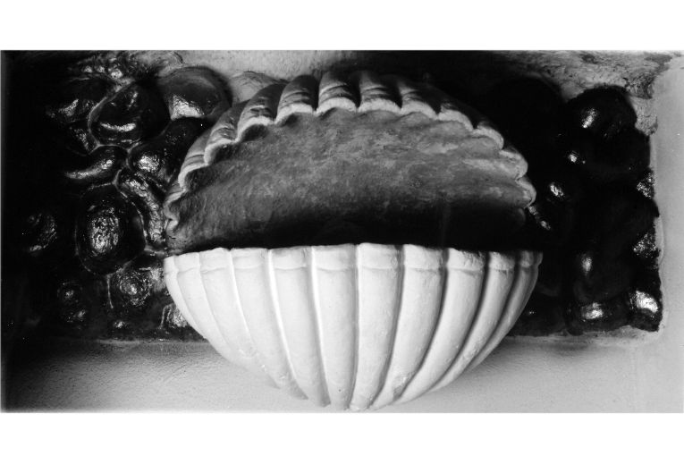 acquasantiera - a conchiglia - ambito salentino (prima metà sec. XVII)
