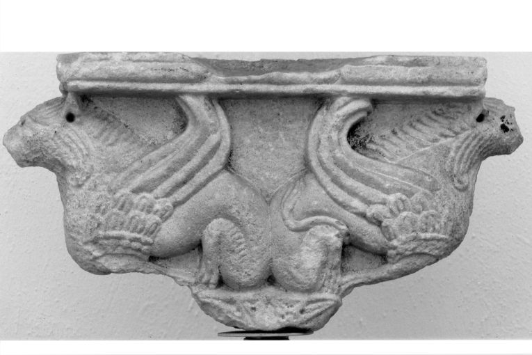 due leoni alati addossati (capitello - a gruccia) - ambito pugliese (sec. XI)