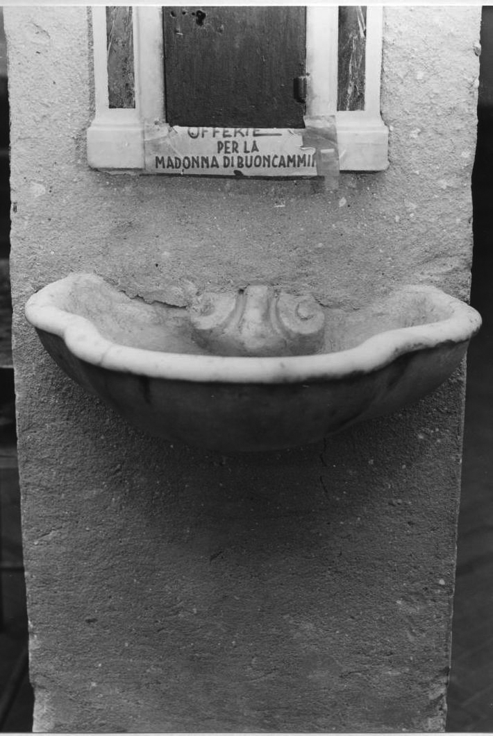Acquasantiera pensile