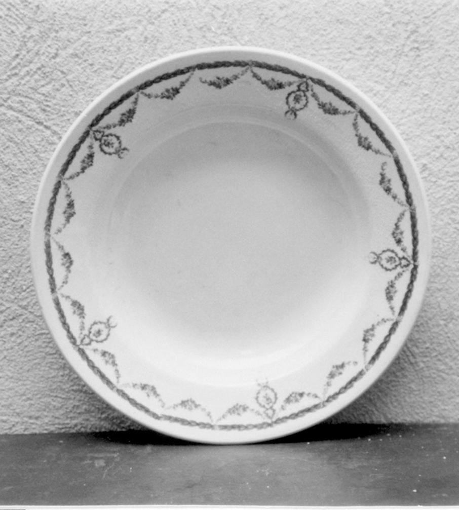 Motivi decorativi vegetali stilizzati (piatto)