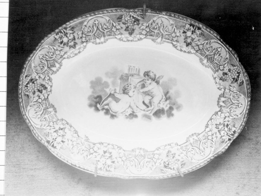 Motivi decorativi vegetali con putti alati (piatto da portata, elemento d'insieme)