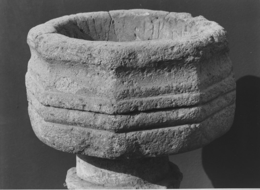 Vasca di acquasantiera, frammento