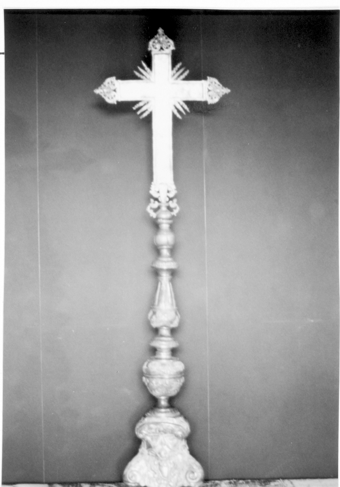 Croce d'altare, opera isolata
