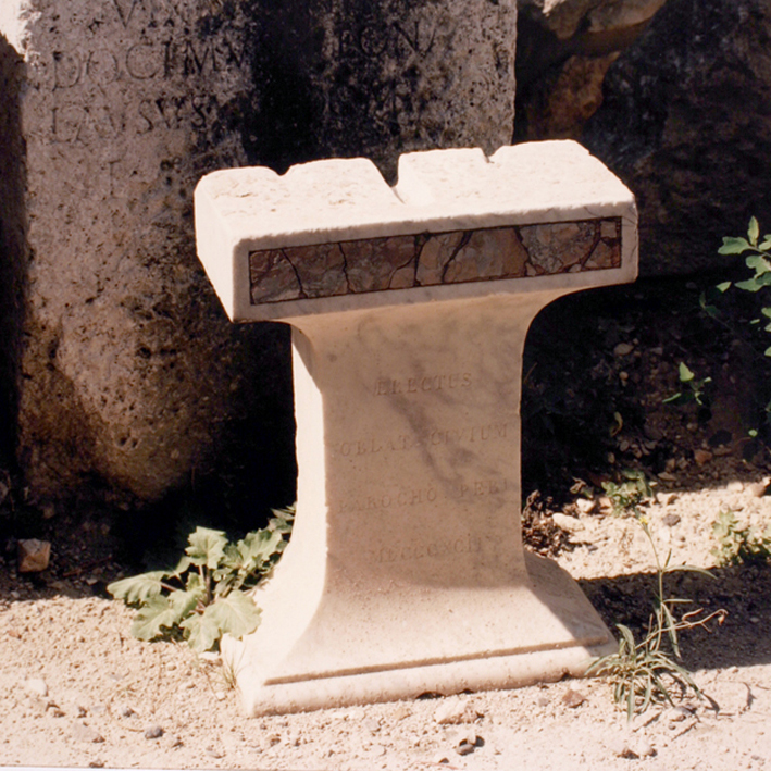 Basamento d'altare, opera isolata