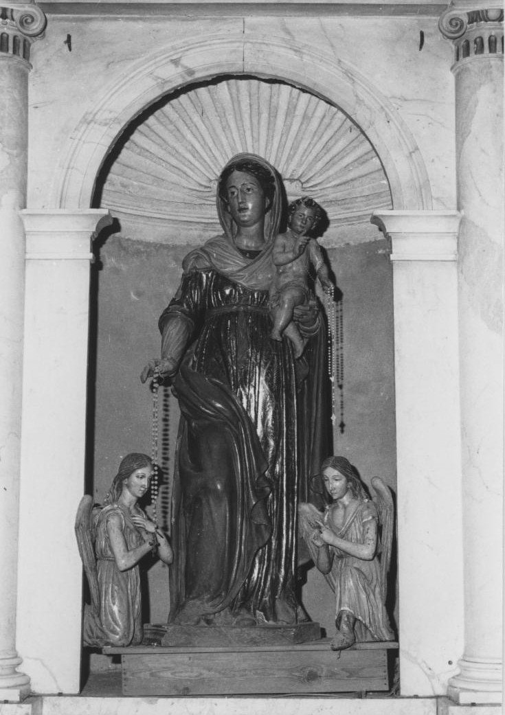 Madonna del rosario tra angeli oranti., madonna del rosario (gruppo scultoreo)