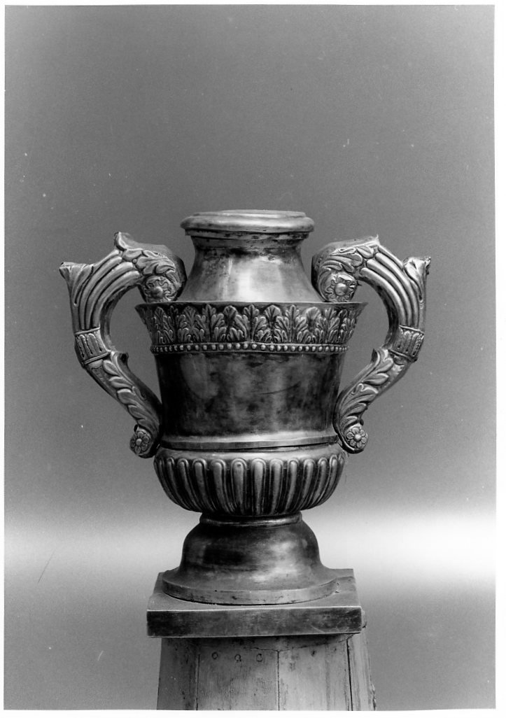 Vaso d'altare con composizione floreale