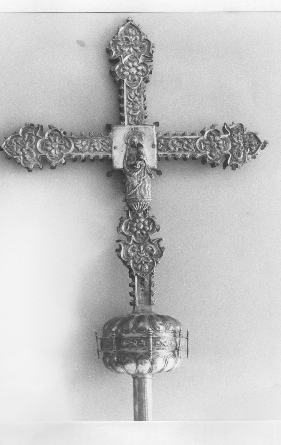 Cristo crocifisso; madonna con bambino (croce processionale)