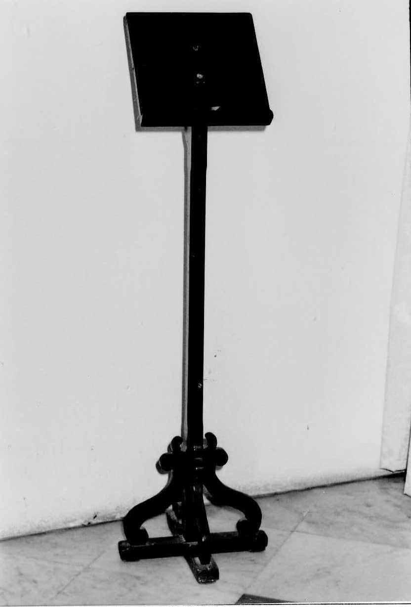 Leggio a piede