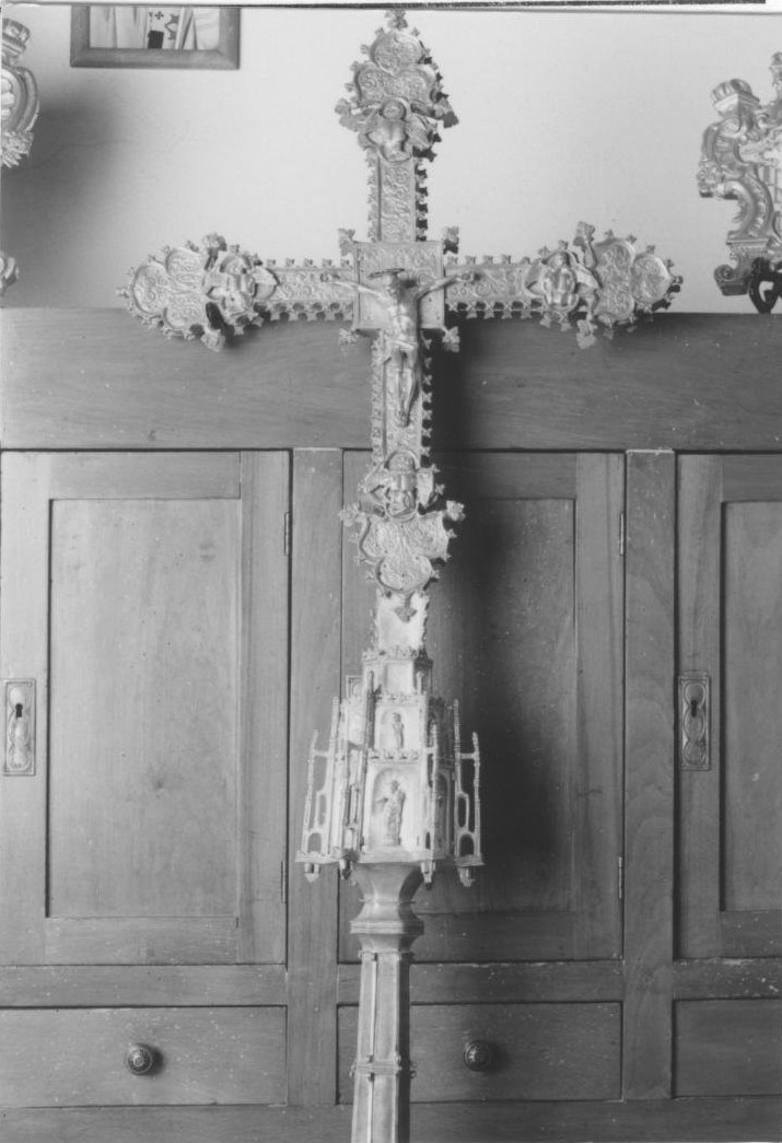 Cristo crocifisso; madonna con bambino tra i santi nicola, pietro, giorgio a cavallo, andrea martire (?). (croce processionale)