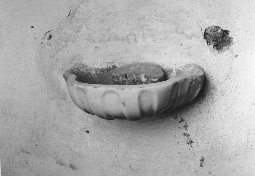 Acquasantiera pensile