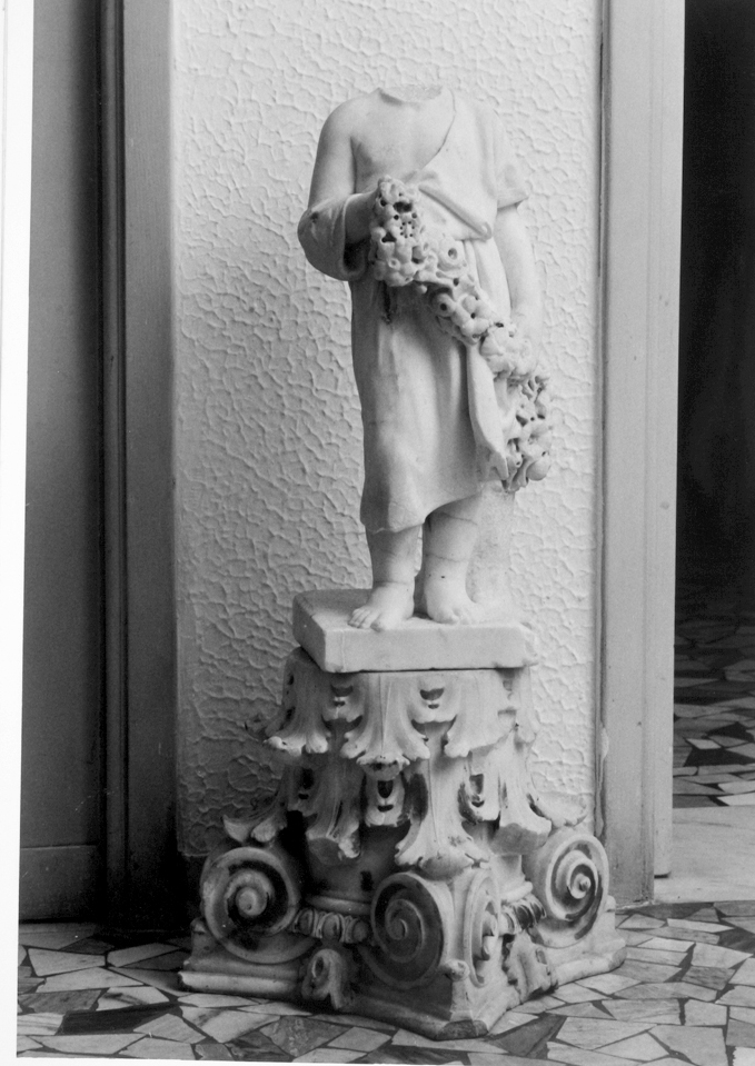 Fanciullo stante con ghirlanda, statua, serie