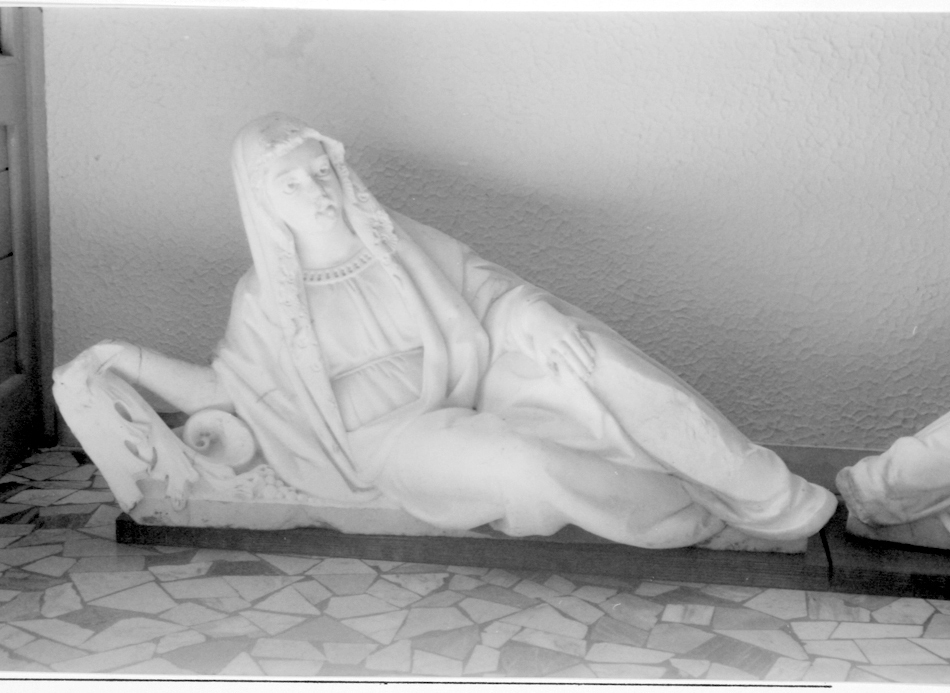 Figura femminile panneggiata e distesa, statua, serie