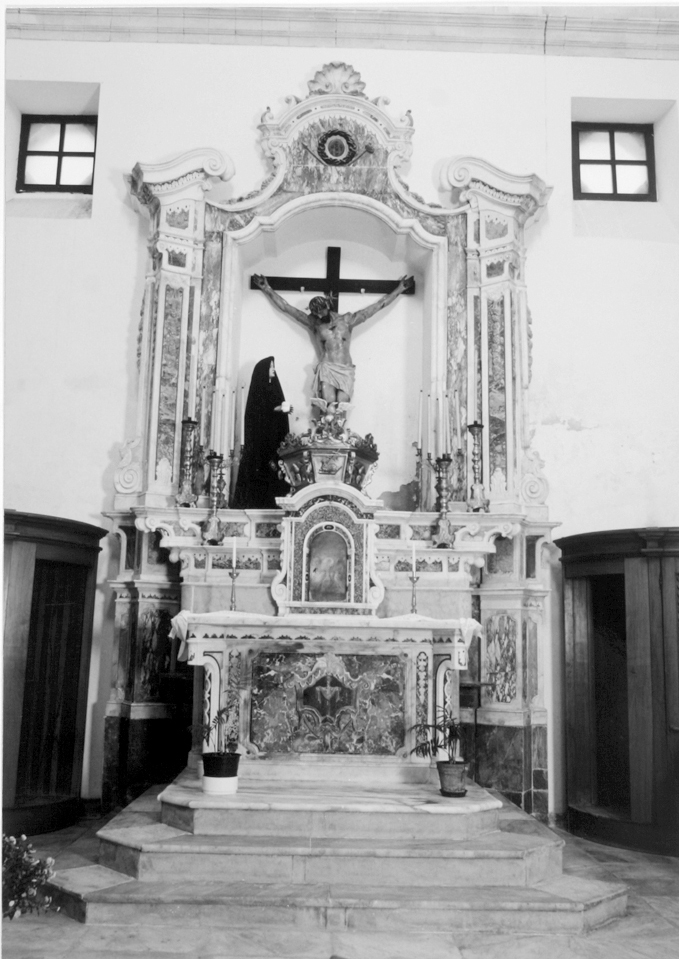 Altare del crocifisso, altare