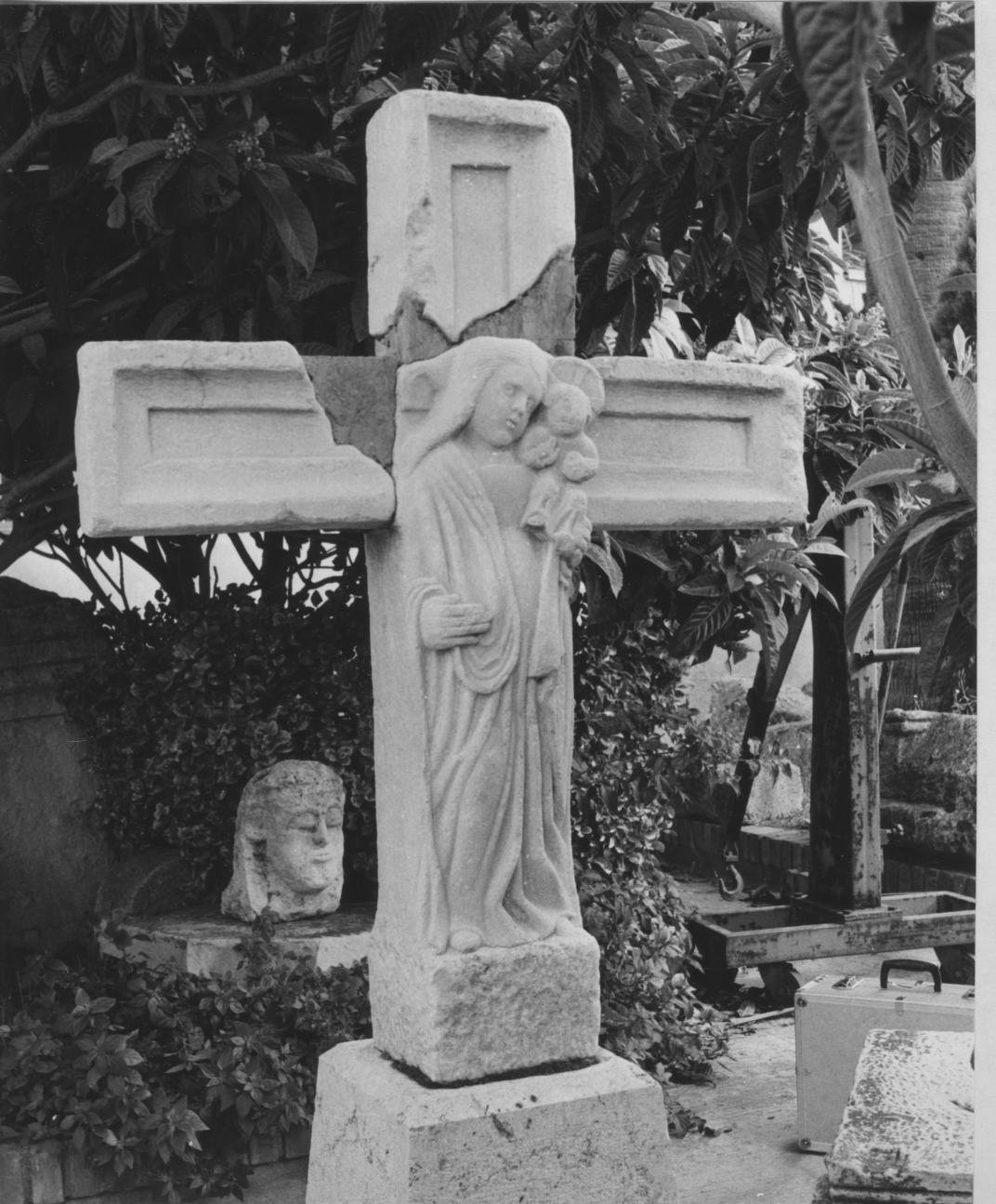 Cristo crocifisso; madonna con bambino (croce stazionale)