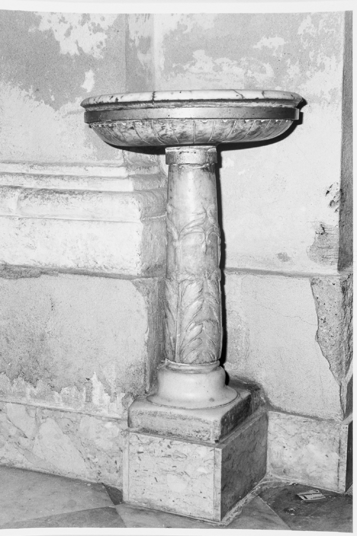 Acquasantiera - a fusto