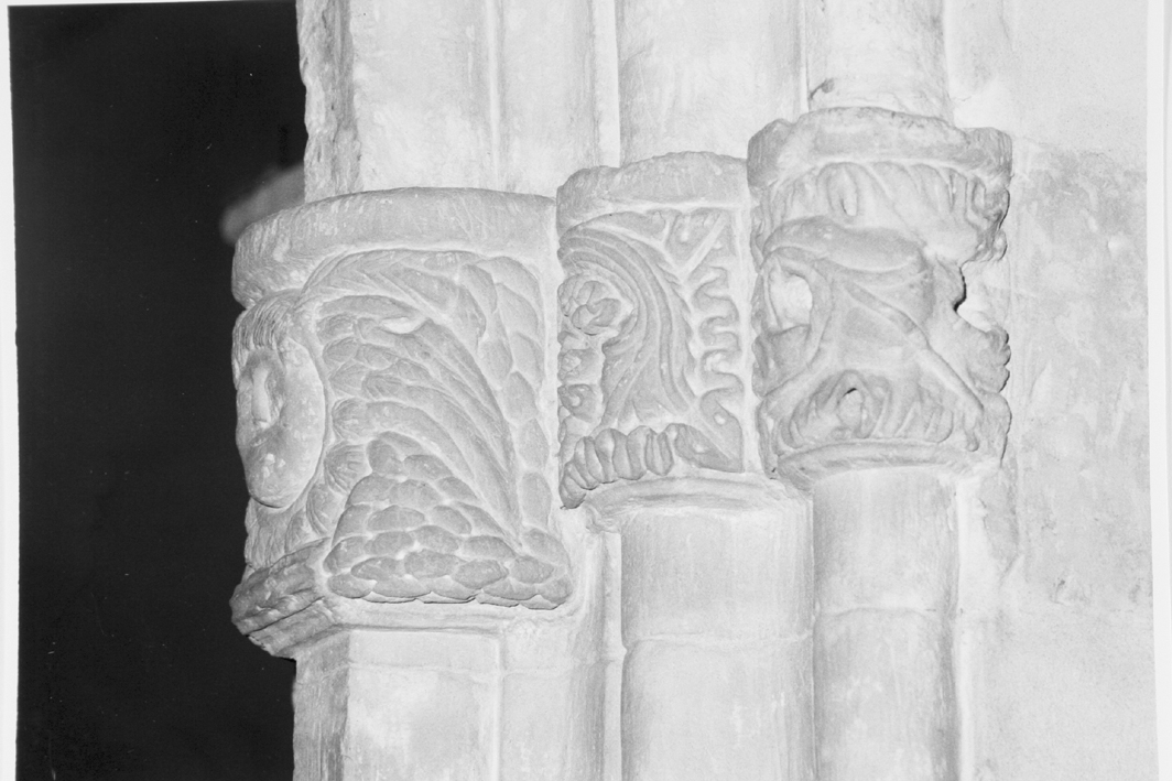 Cherubini e motivi decorativi fitomorfi (capitello di pilastro, serie)