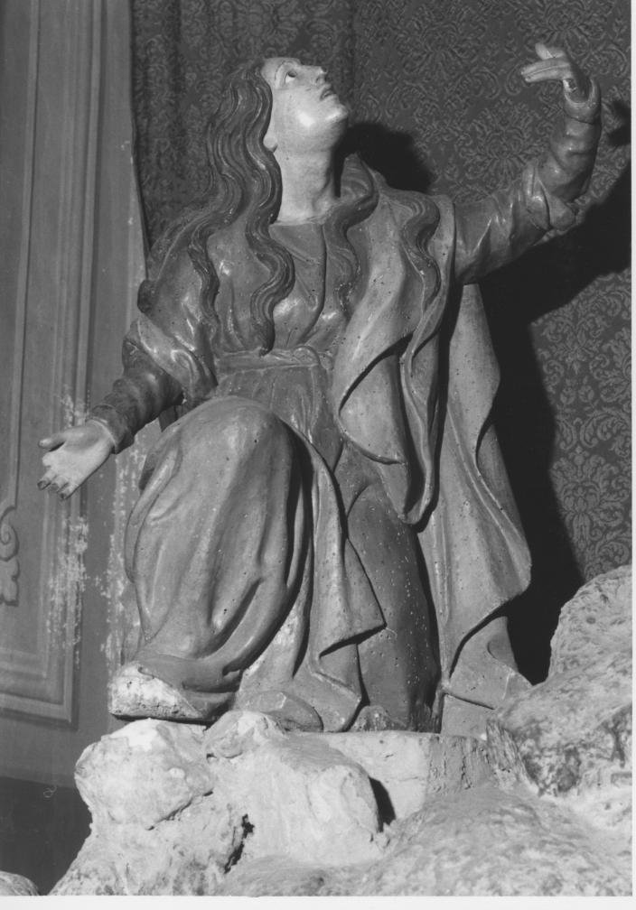 Santa maria maddalena ai piedi di cristo crocifisso (statua)