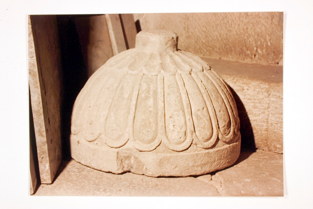 Vasca di acquasantiera, frammento