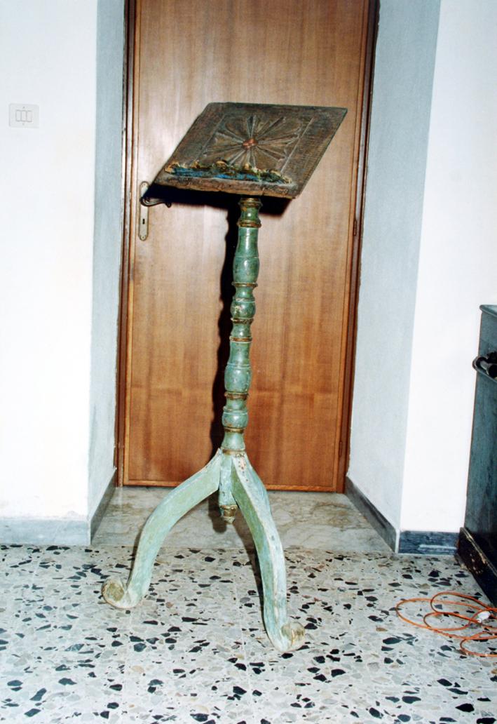 Leggio a piede