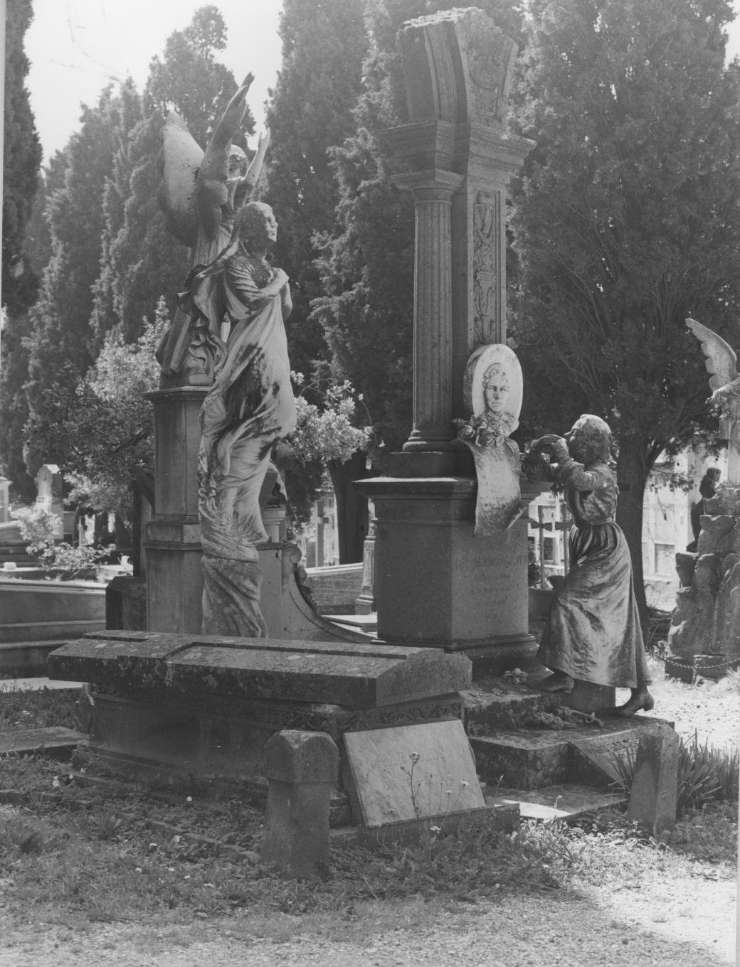 Figura femminile (monumento funebre)