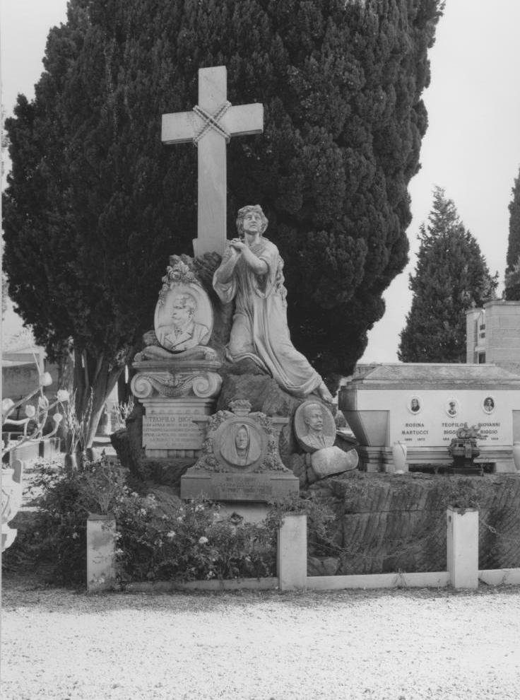 Figura femminile inginocchiata (monumento funebre)