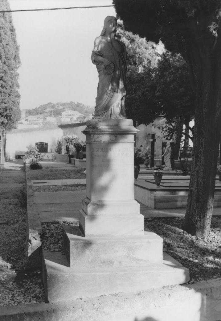 Figura femminile (monumento funebre)