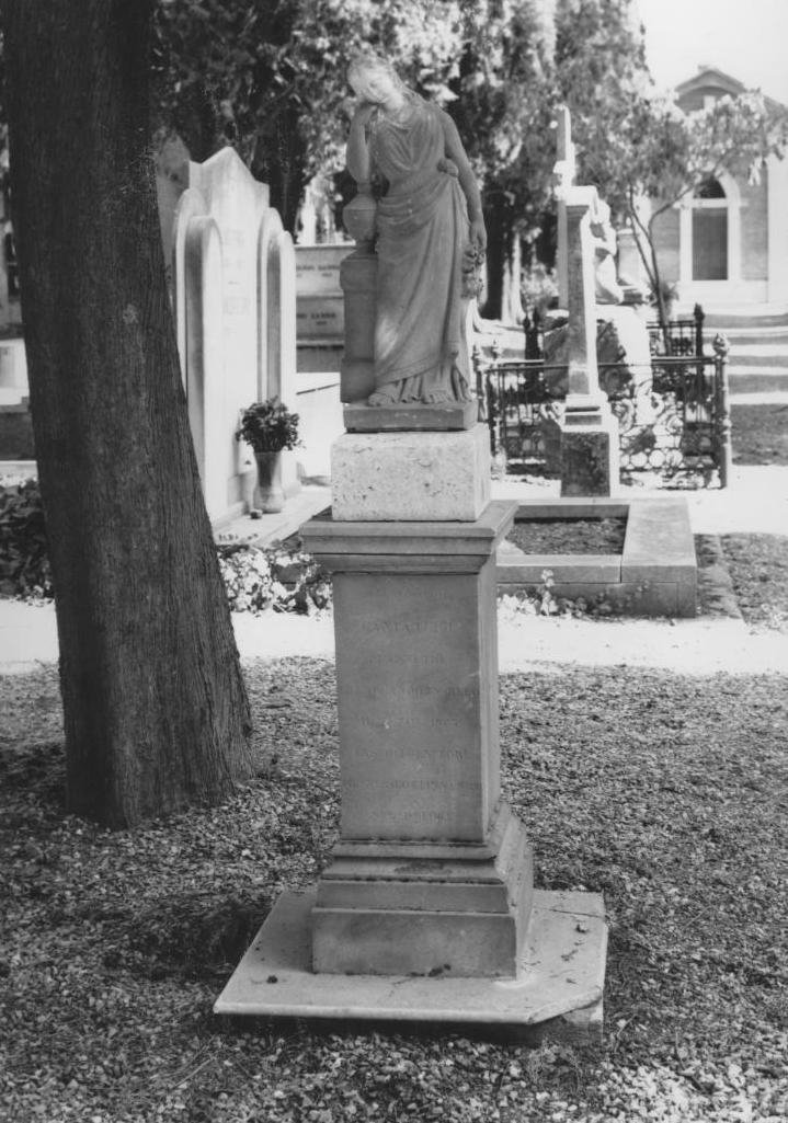Figura femminile (monumento funebre)