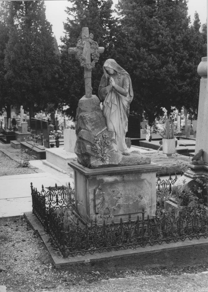 Figura femminile (monumento funebre)