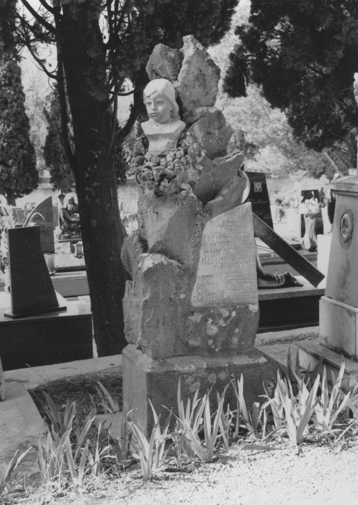 Busto femminile (monumento funebre)