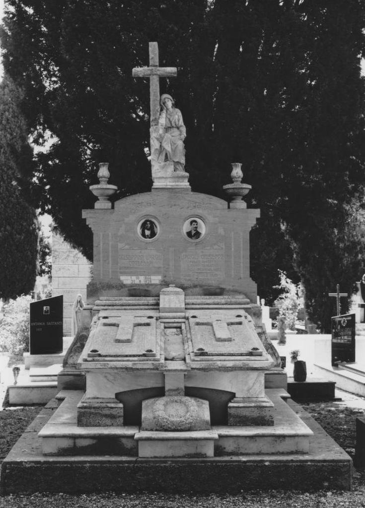 Busto femminile (monumento funebre)