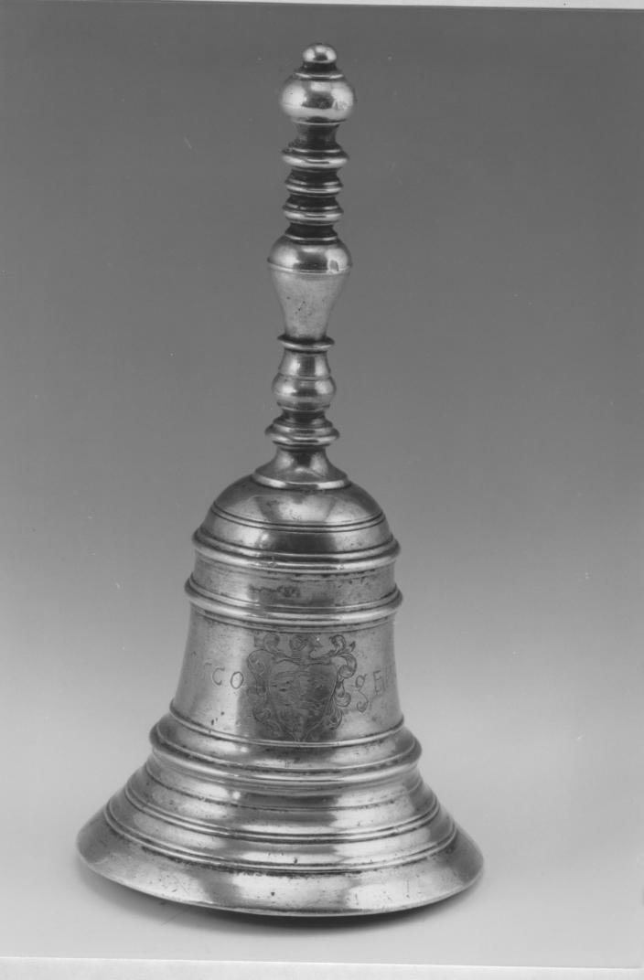 Stemma gentilizio con cimiero (campanello d'altare)