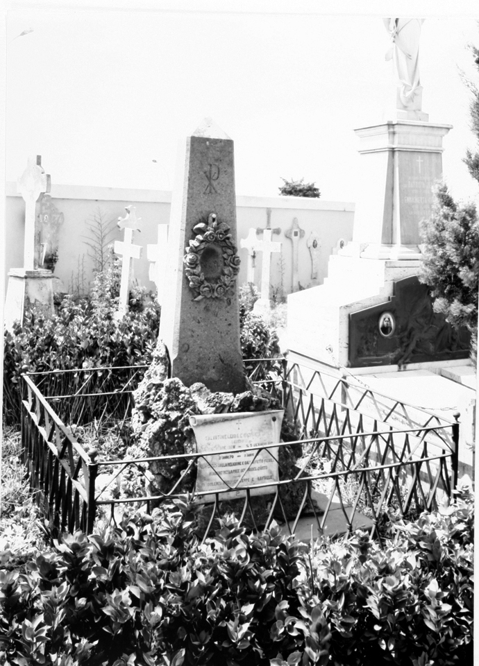 Monumento funebre - a obelisco