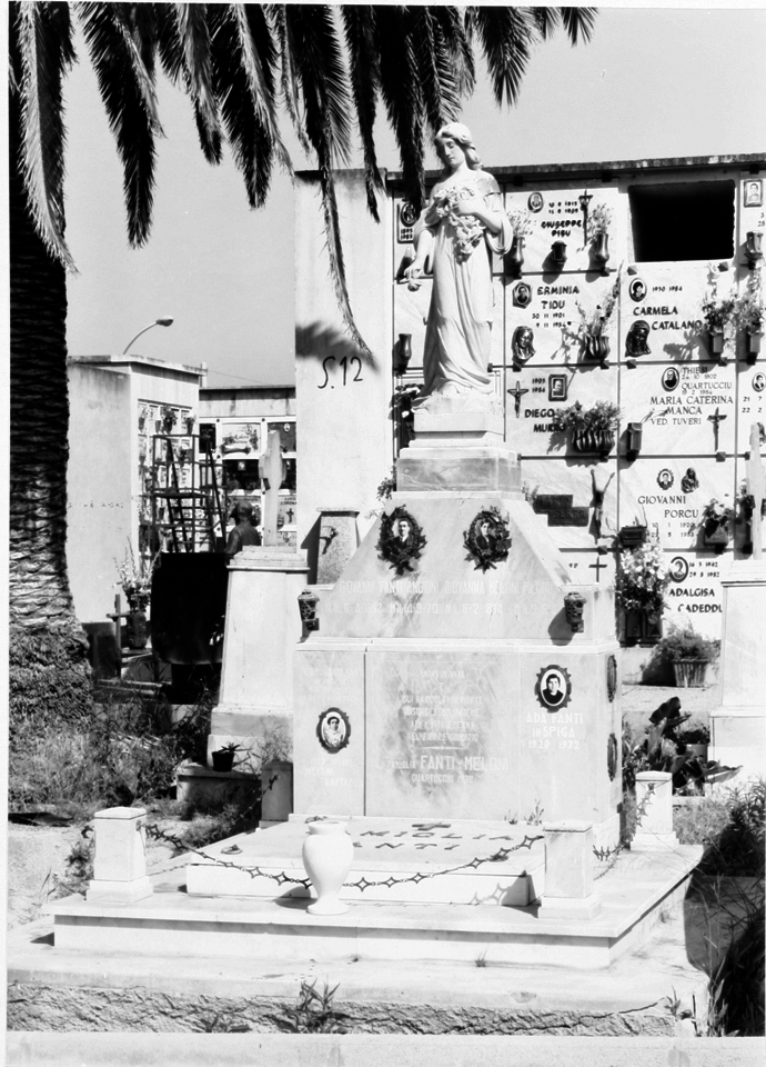 Figura femminile (monumento funebre)