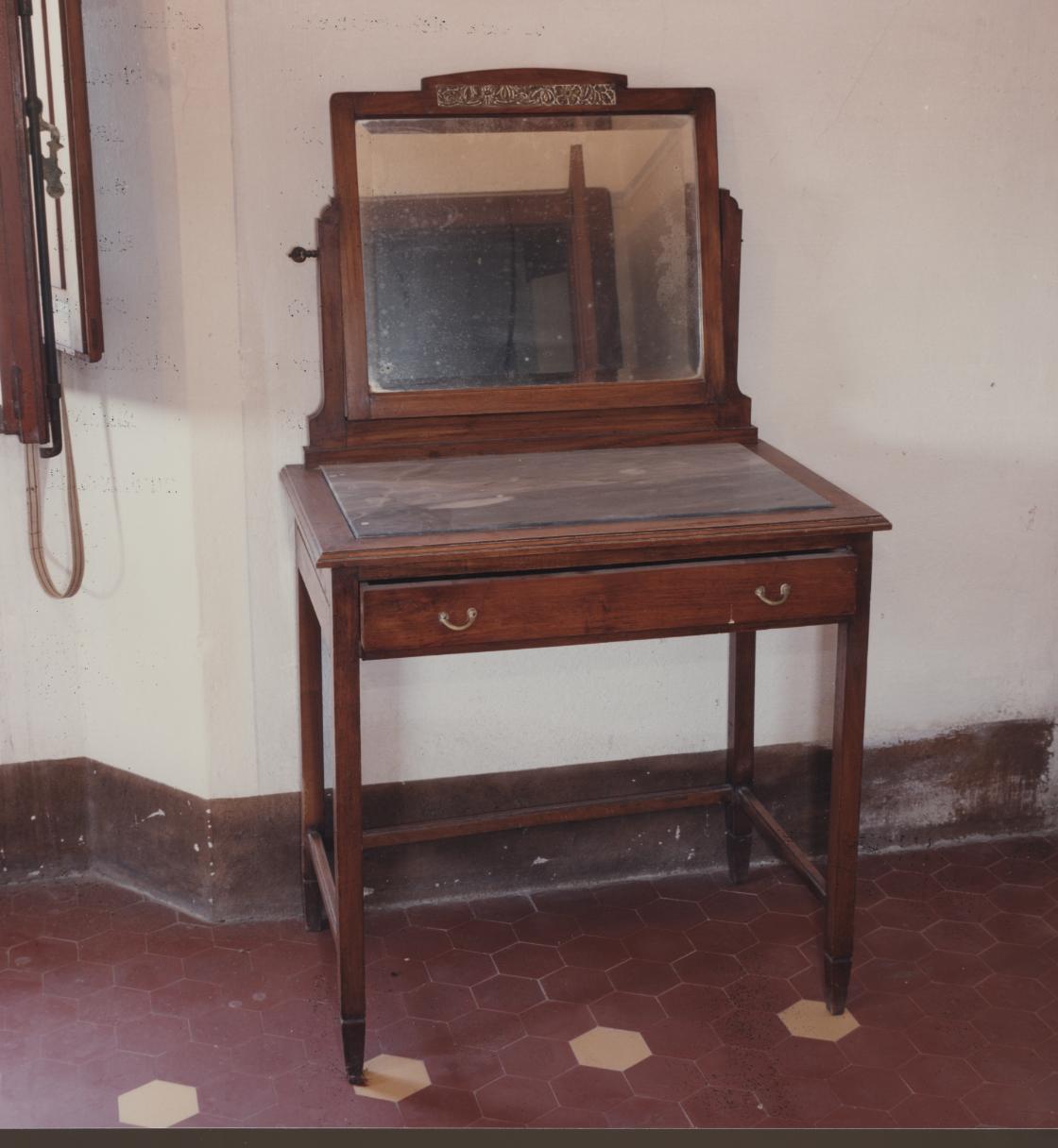Tavolino da toeletta