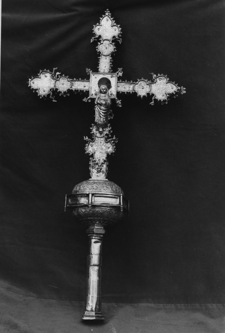 Verso: madonna, cristo crocifisso (croce processionale)