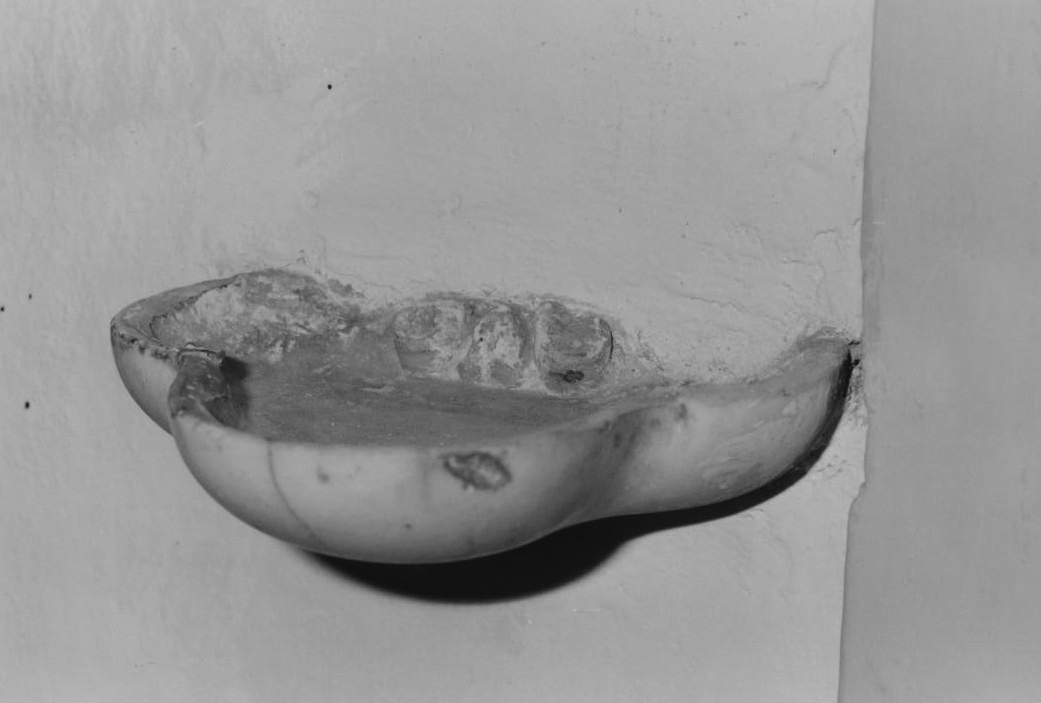 Acquasantiera da parete