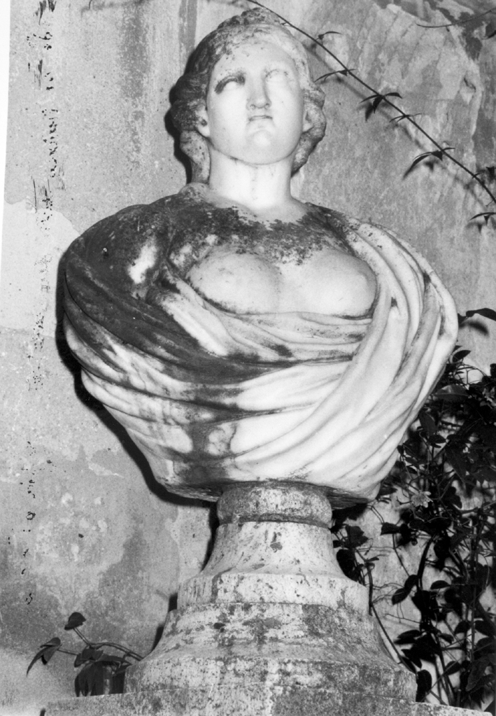 Busto femminile (statua)
