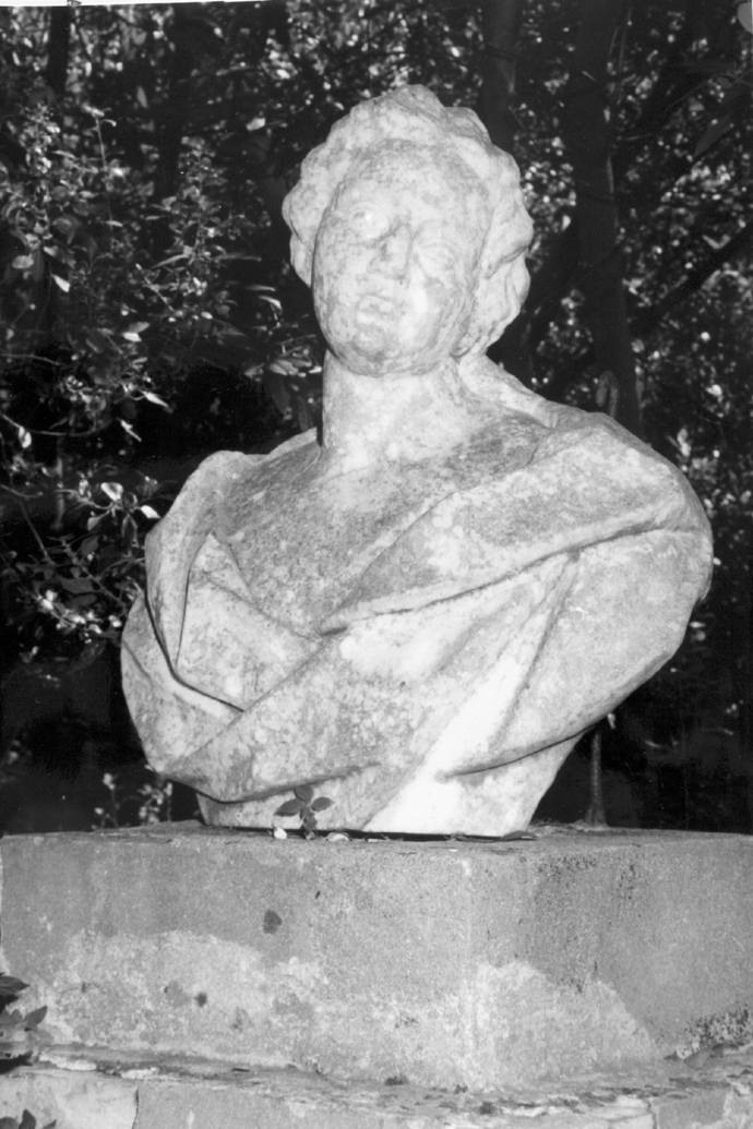 Busto femminile (statua)