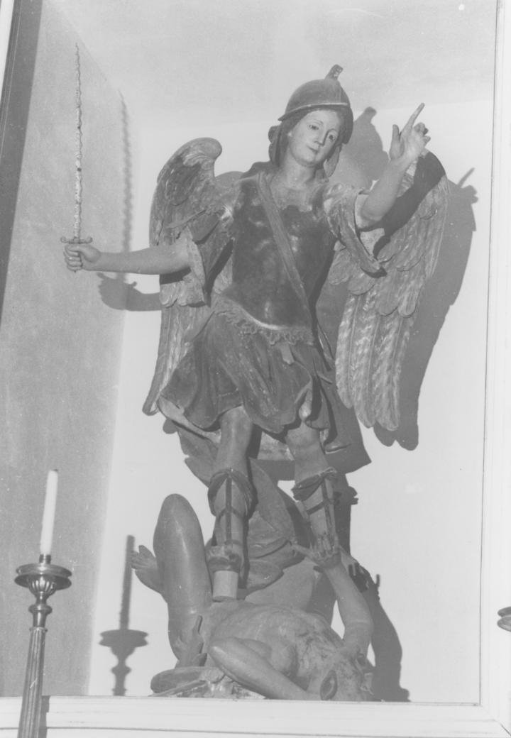 San michele arcangelo combatte satana (statua)