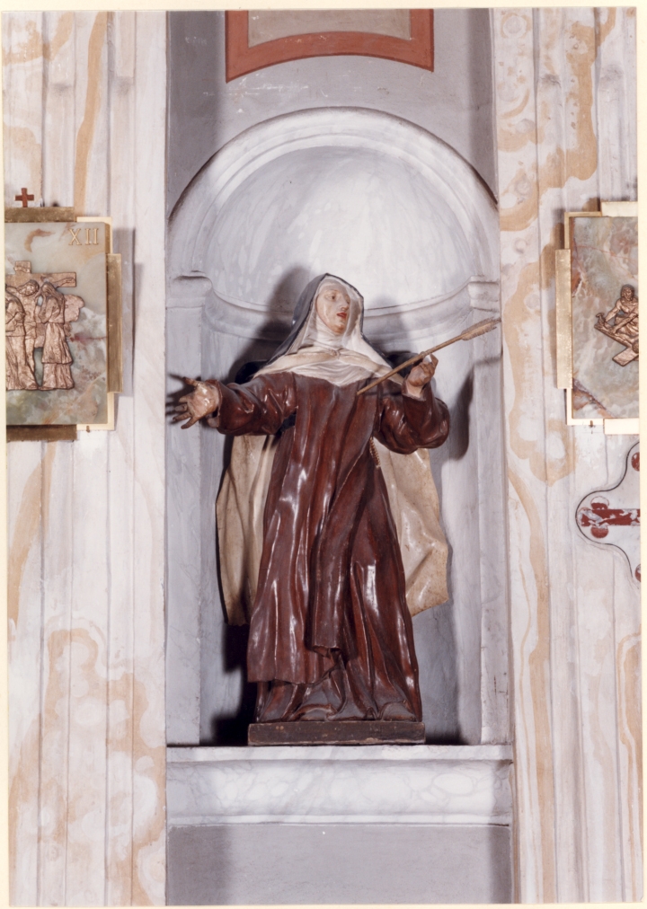 Santa teresa d'avila ha la visione dell'angelo che le trafigge il cuore con una freccia ardente (statua)