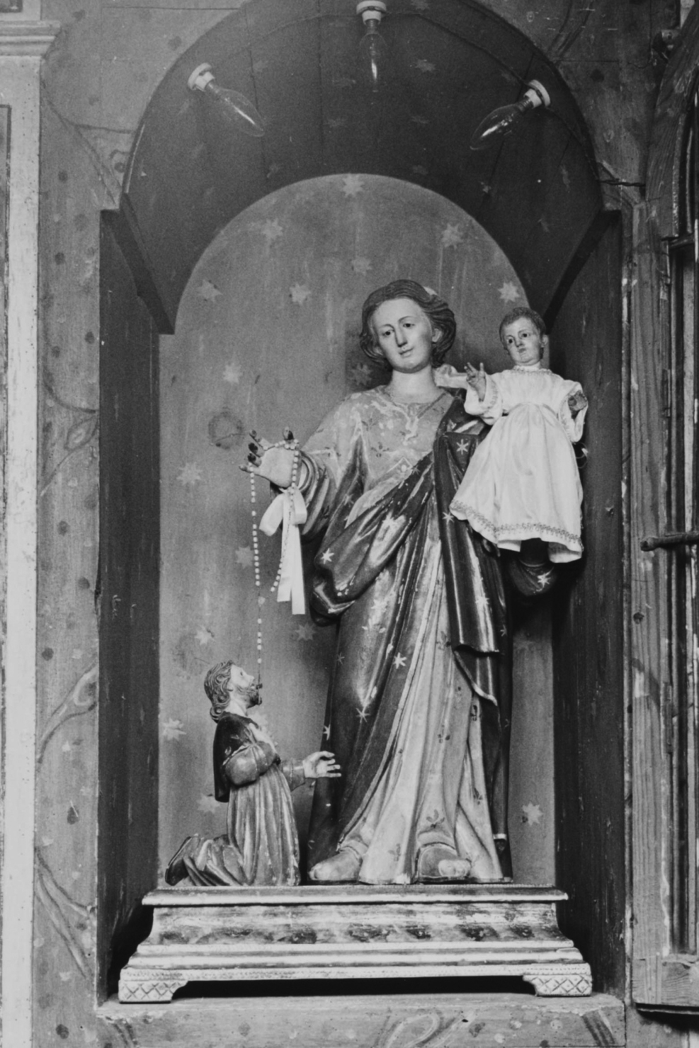 Madonna con bambino e devoti (statua)