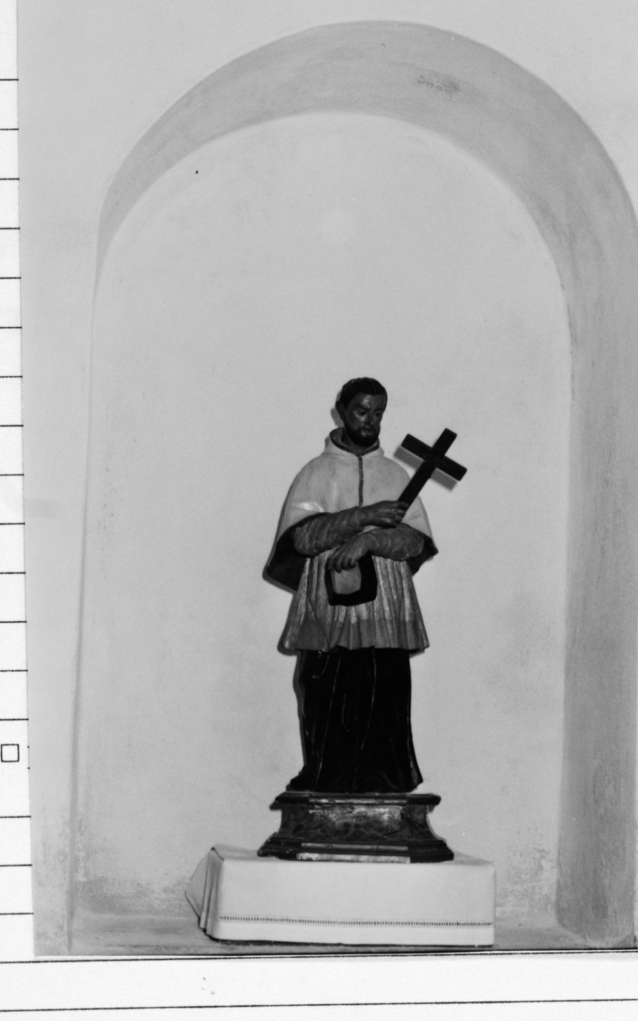 Sant'alfonso de liguori in preghiera illuminato dallo spirito santo (statua)