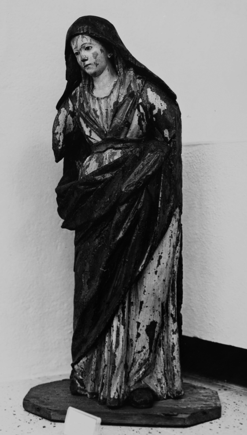 Figura femminile panneggiata (statua, elemento d'insieme)