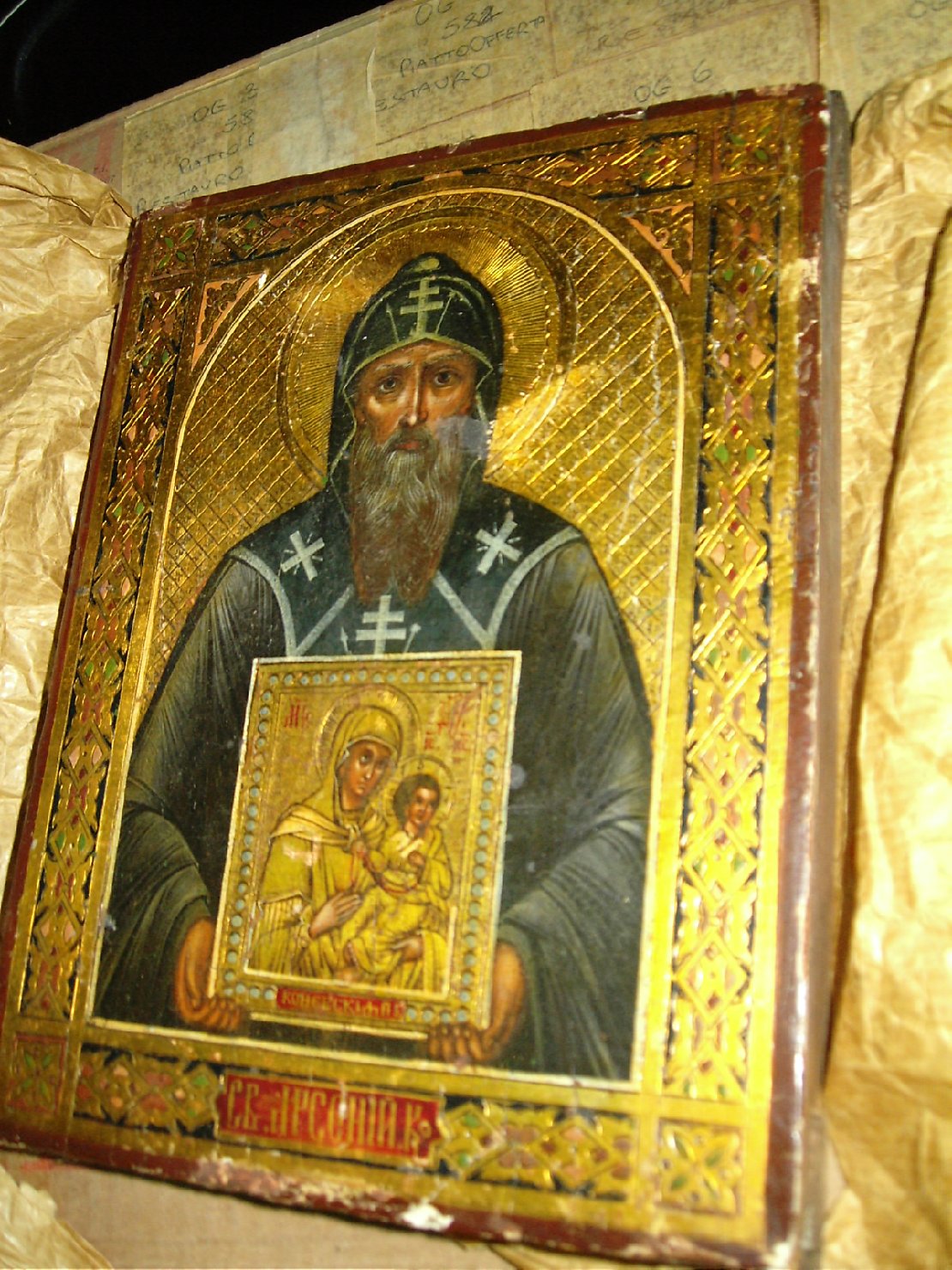 Santo con icona in mano (icona)