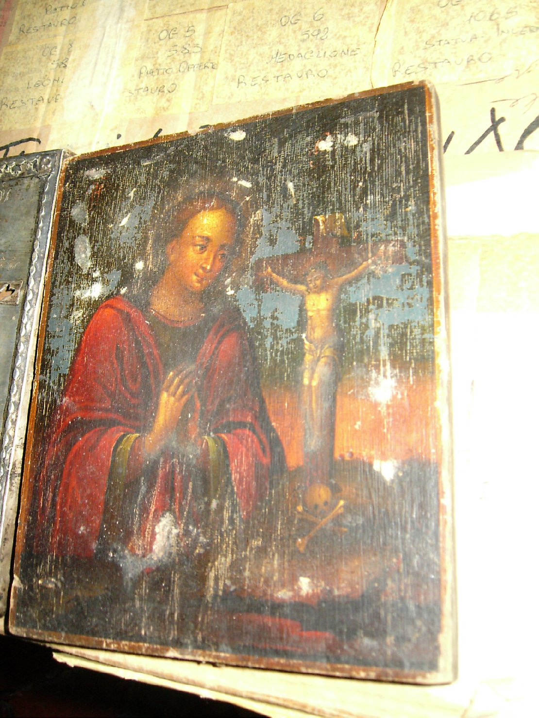 Santa in preghiera davanti a crocifisso (icona)