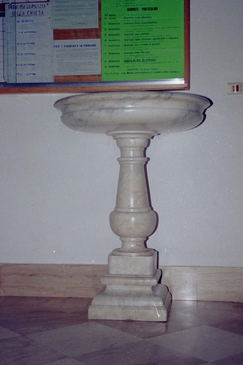 Acquasantiera - a fusto