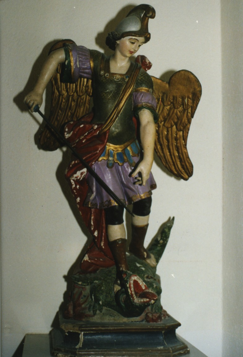 San michele arcangelo combatte il drago (statua)